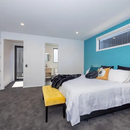 Sapphire Delight - 1 Bedroom Private Room
